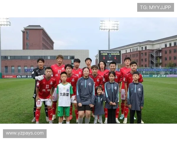 大连英博主场温情致敬功勋旧将罗伯森在梭鱼湾迎来挂靴时刻